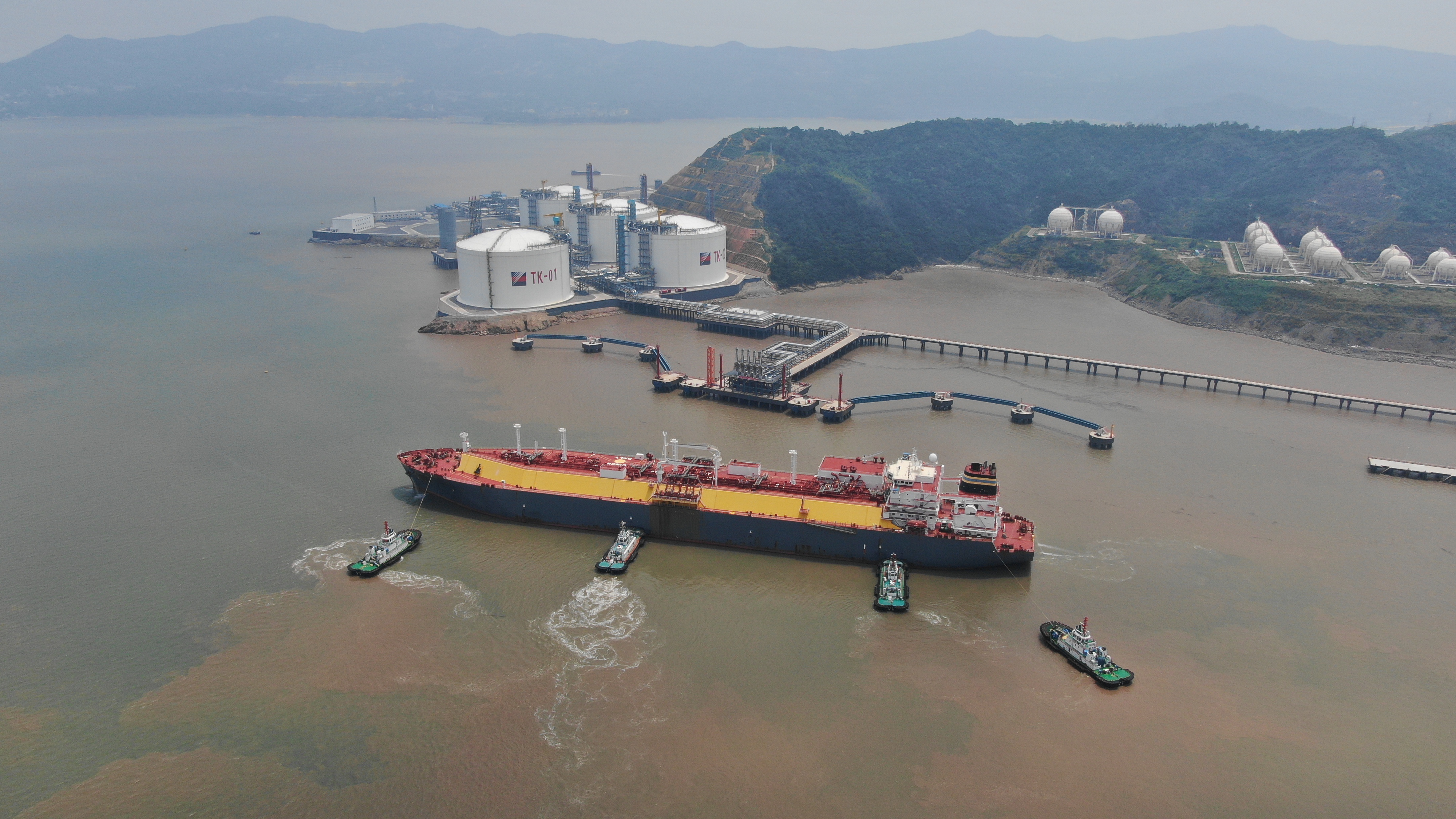 溫州港集團助力大型LNG船舶首靠溫州液化天然氣接收站